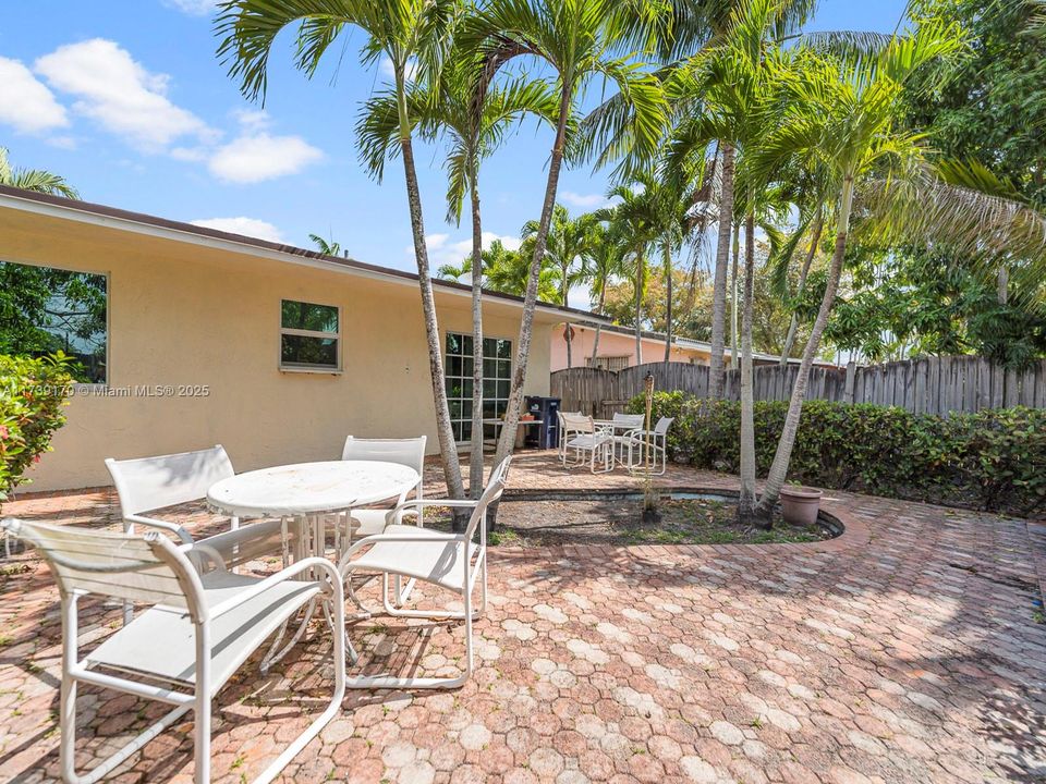 Recently Sold: $650,000 (4 beds, 2 baths, 1767 Square Feet)