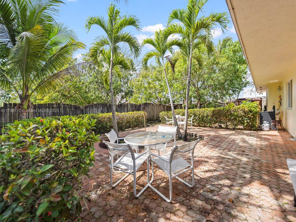 Recently Sold: $650,000 (4 beds, 2 baths, 1767 Square Feet)