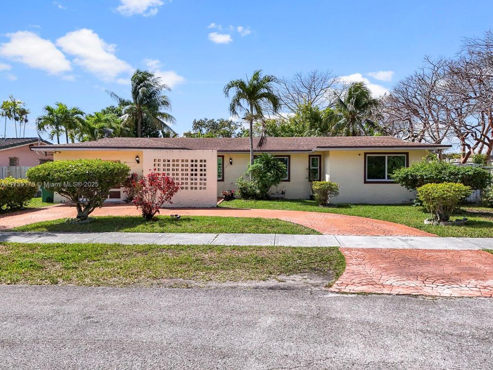 Recently Sold: $650,000 (4 beds, 2 baths, 1767 Square Feet)