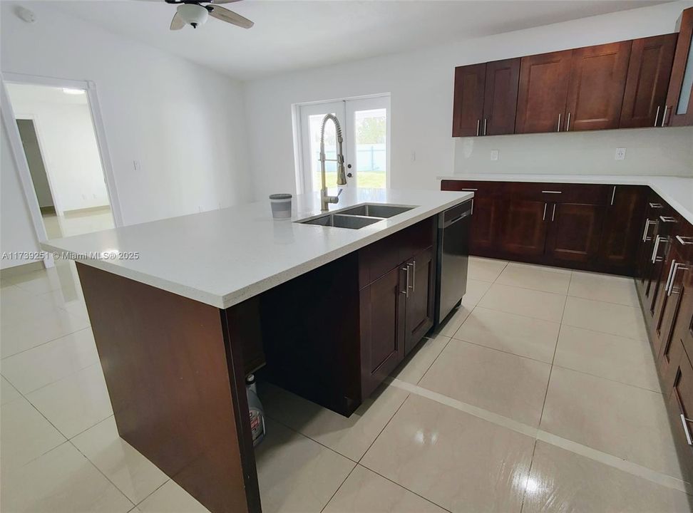 Recientemente alquilado: $2,200 (3 camas, 2 baños, 1747 Pies cuadrados)