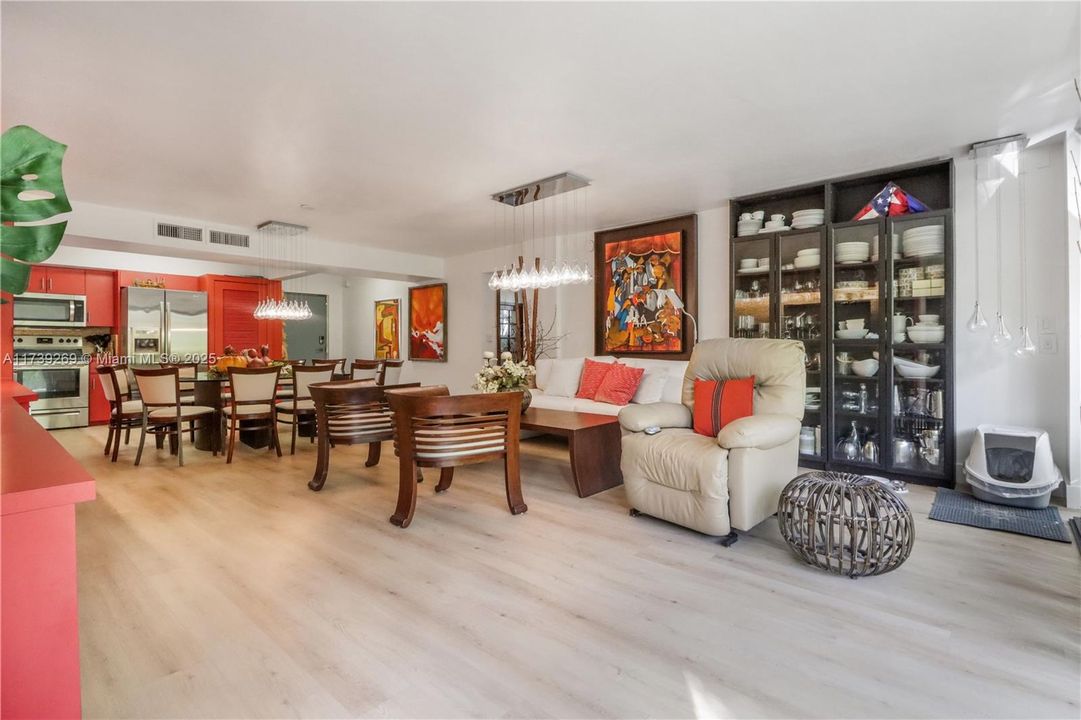 合同活跃: $1,195,000 (3 贝兹, 2 浴室, 1734 平方英尺)