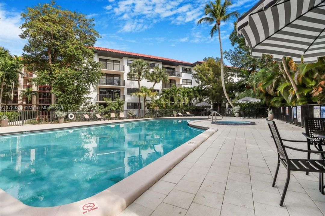 合同活跃: $1,195,000 (3 贝兹, 2 浴室, 1734 平方英尺)