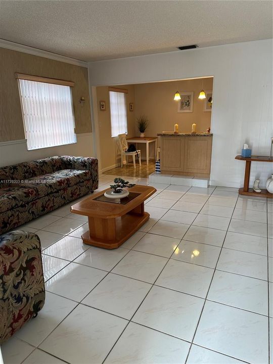 Recently Rented: $2,750 (3 beds, 1 baths, 2140 Square Feet)