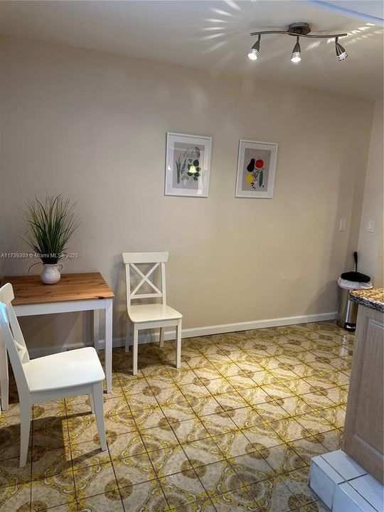 Recently Rented: $2,750 (3 beds, 1 baths, 2140 Square Feet)