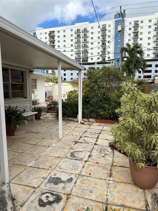 Recently Rented: $2,750 (3 beds, 1 baths, 2140 Square Feet)