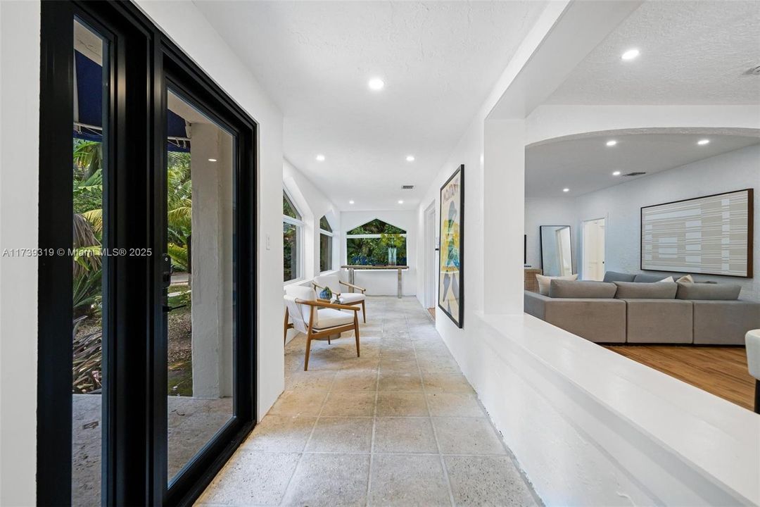 Vendido Recientemente: $2,199,000 (5 camas, 3 baños, 2442 Pies cuadrados)