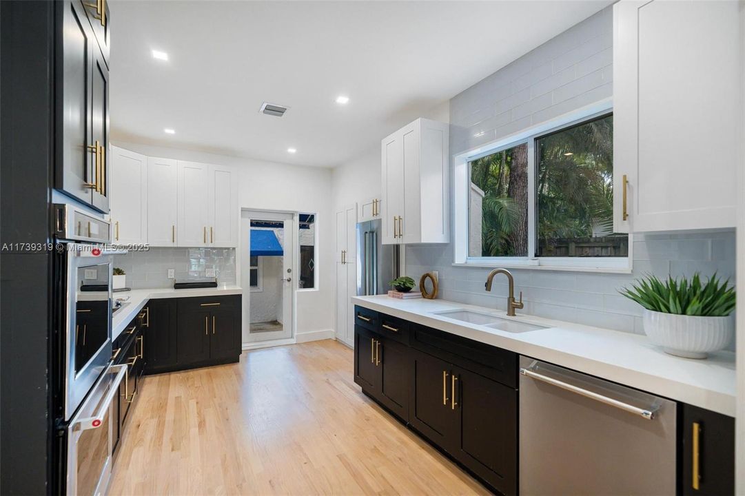 Vendido Recientemente: $2,199,000 (5 camas, 3 baños, 2442 Pies cuadrados)