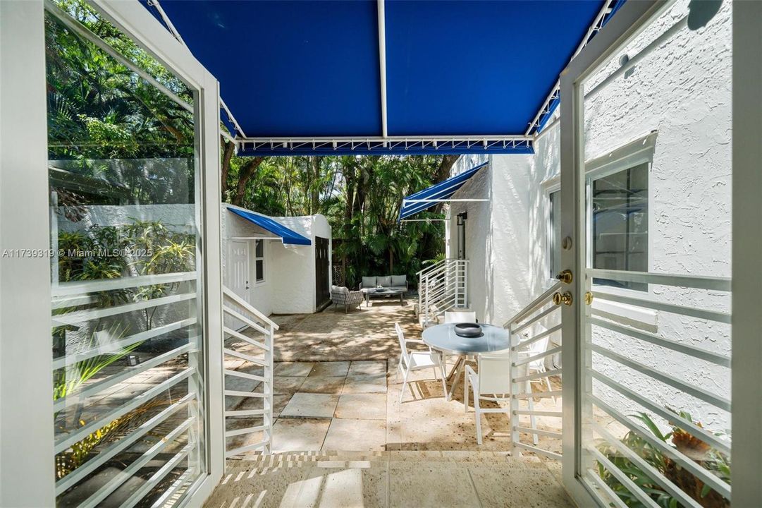 Vendido Recientemente: $2,199,000 (5 camas, 3 baños, 2442 Pies cuadrados)