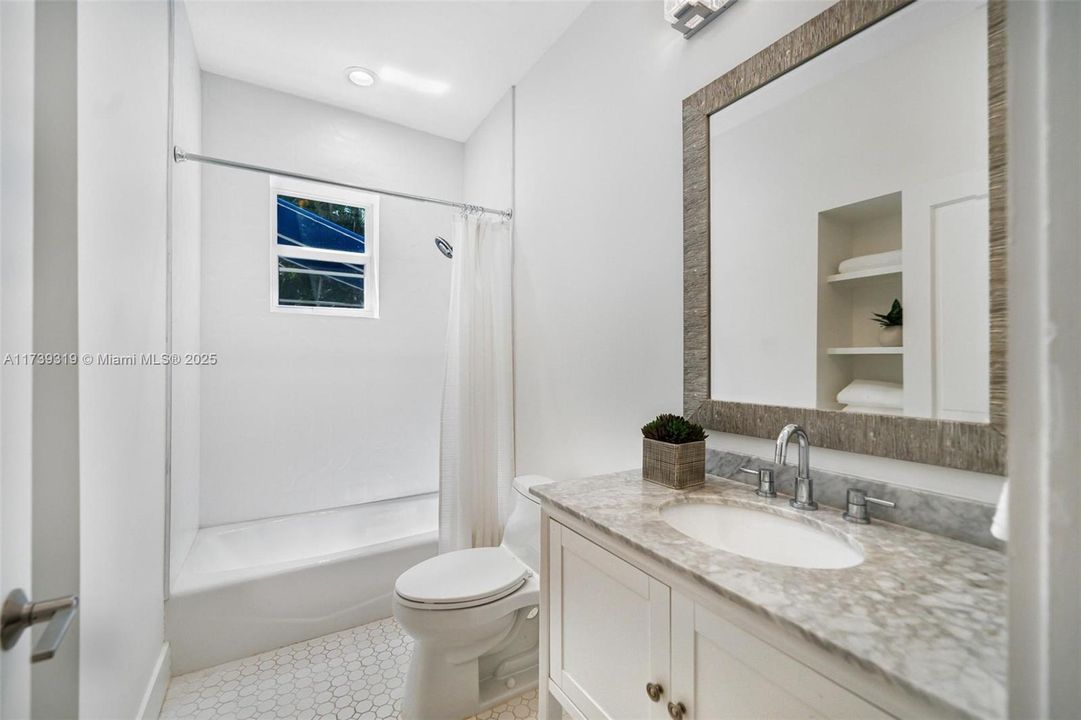 Vendido Recientemente: $2,199,000 (5 camas, 3 baños, 2442 Pies cuadrados)