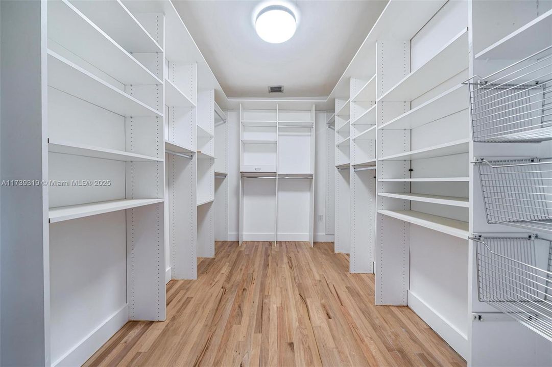 Vendido Recientemente: $2,199,000 (5 camas, 3 baños, 2442 Pies cuadrados)