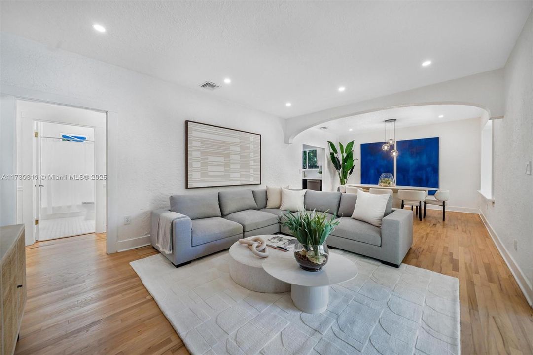 Vendido Recientemente: $2,199,000 (5 camas, 3 baños, 2442 Pies cuadrados)