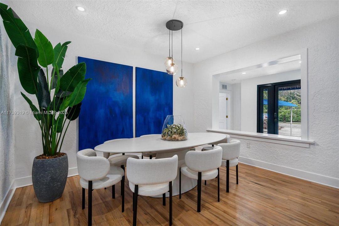 Vendido Recientemente: $2,199,000 (5 camas, 3 baños, 2442 Pies cuadrados)