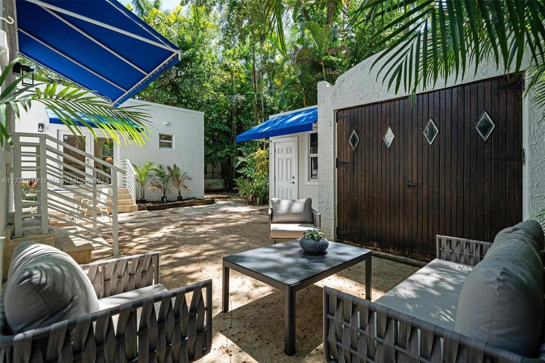 Vendido Recientemente: $2,199,000 (5 camas, 3 baños, 2442 Pies cuadrados)