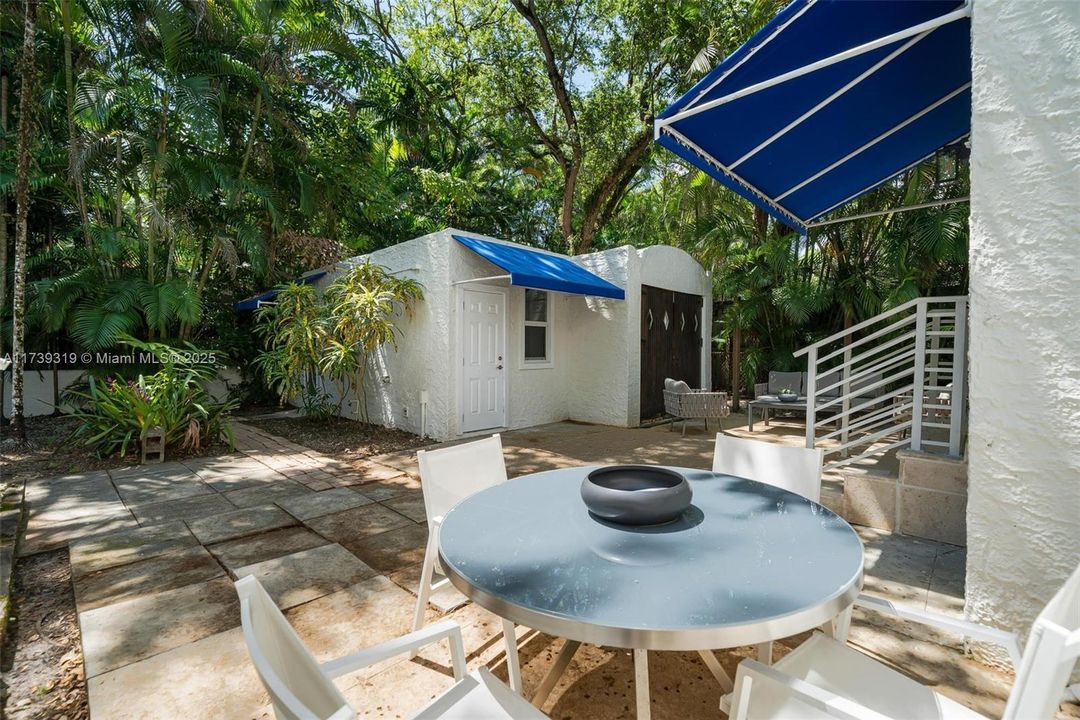 Vendido Recientemente: $2,199,000 (5 camas, 3 baños, 2442 Pies cuadrados)