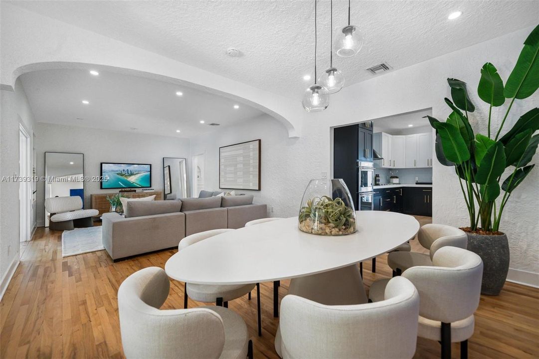 Vendido Recientemente: $2,199,000 (5 camas, 3 baños, 2442 Pies cuadrados)