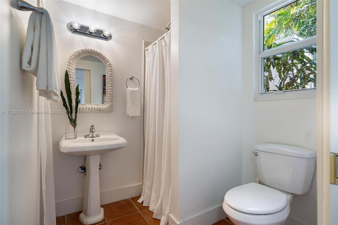 Vendido Recientemente: $2,199,000 (5 camas, 3 baños, 2442 Pies cuadrados)