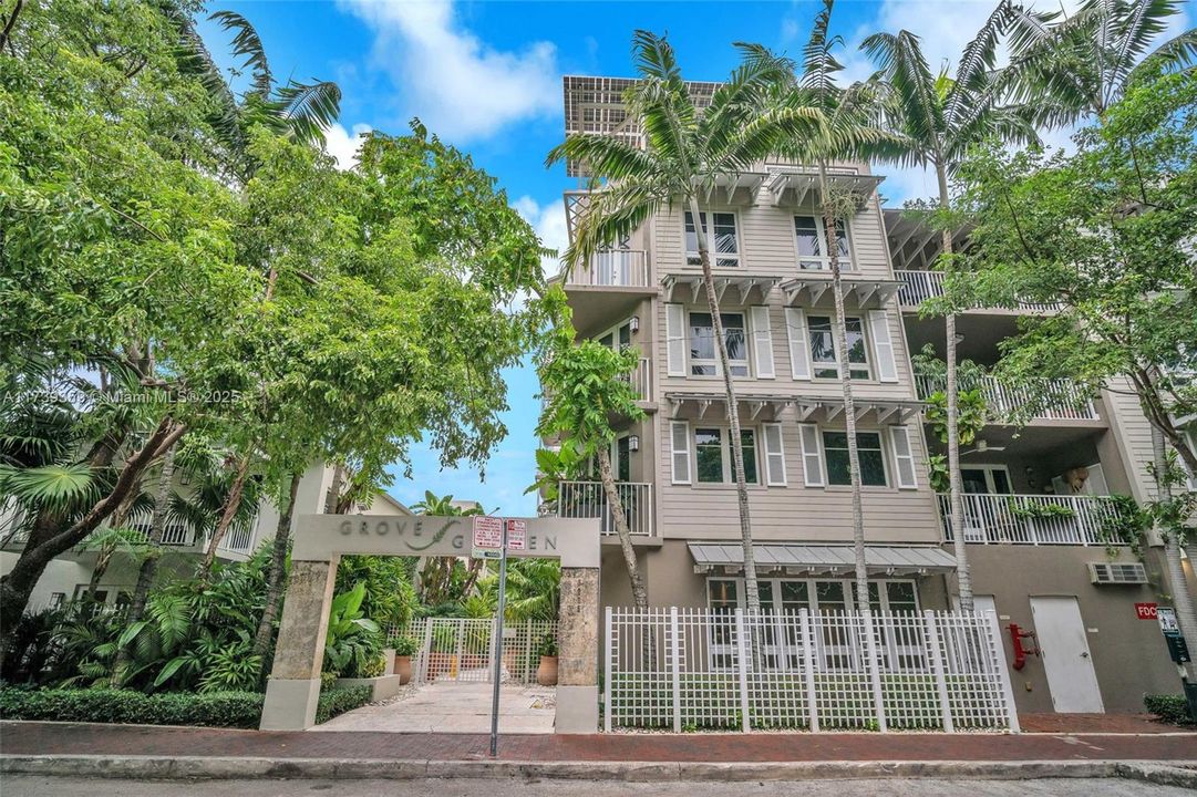 Recently Sold: $1,050,000 (1 beds, 2 baths, 1009 Square Feet)