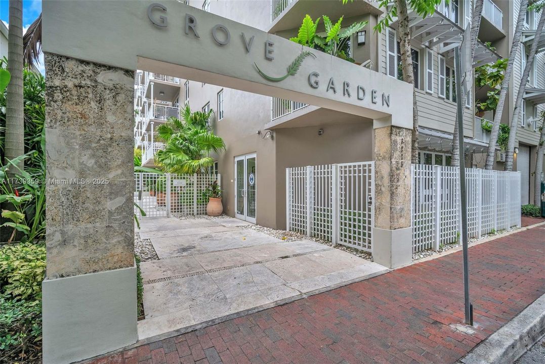 Recently Sold: $1,050,000 (1 beds, 2 baths, 1009 Square Feet)