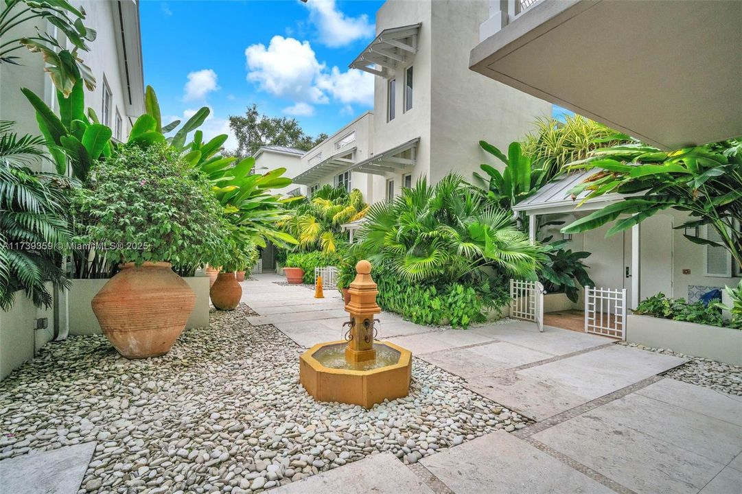 Recently Sold: $1,050,000 (1 beds, 2 baths, 1009 Square Feet)