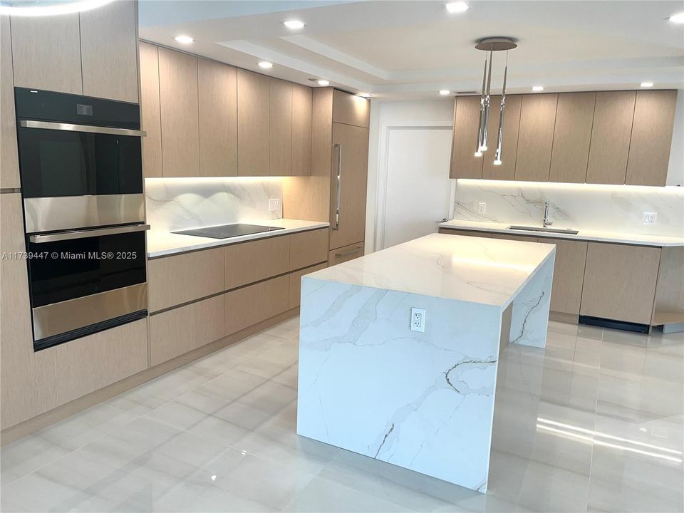 最近售出: $2,499,000 (3 贝兹, 3 浴室, 2800 平方英尺)