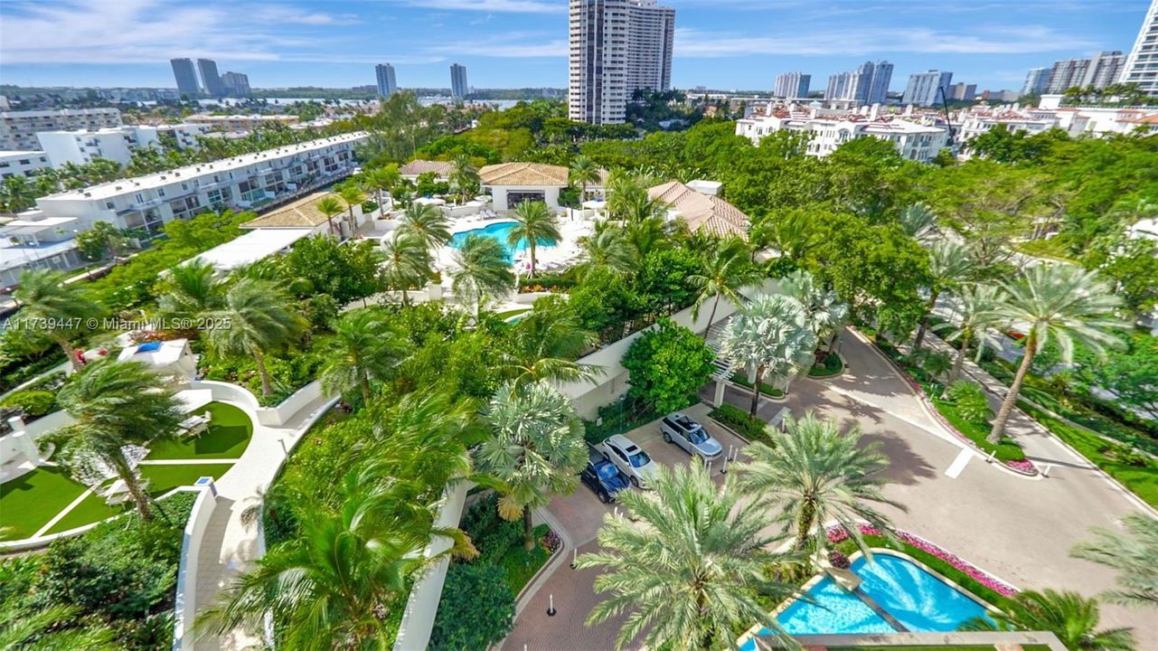 最近售出: $2,499,000 (3 贝兹, 3 浴室, 2800 平方英尺)