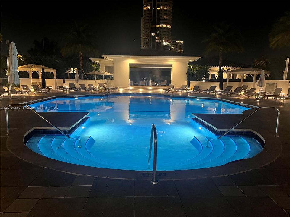 最近售出: $2,499,000 (3 贝兹, 3 浴室, 2800 平方英尺)