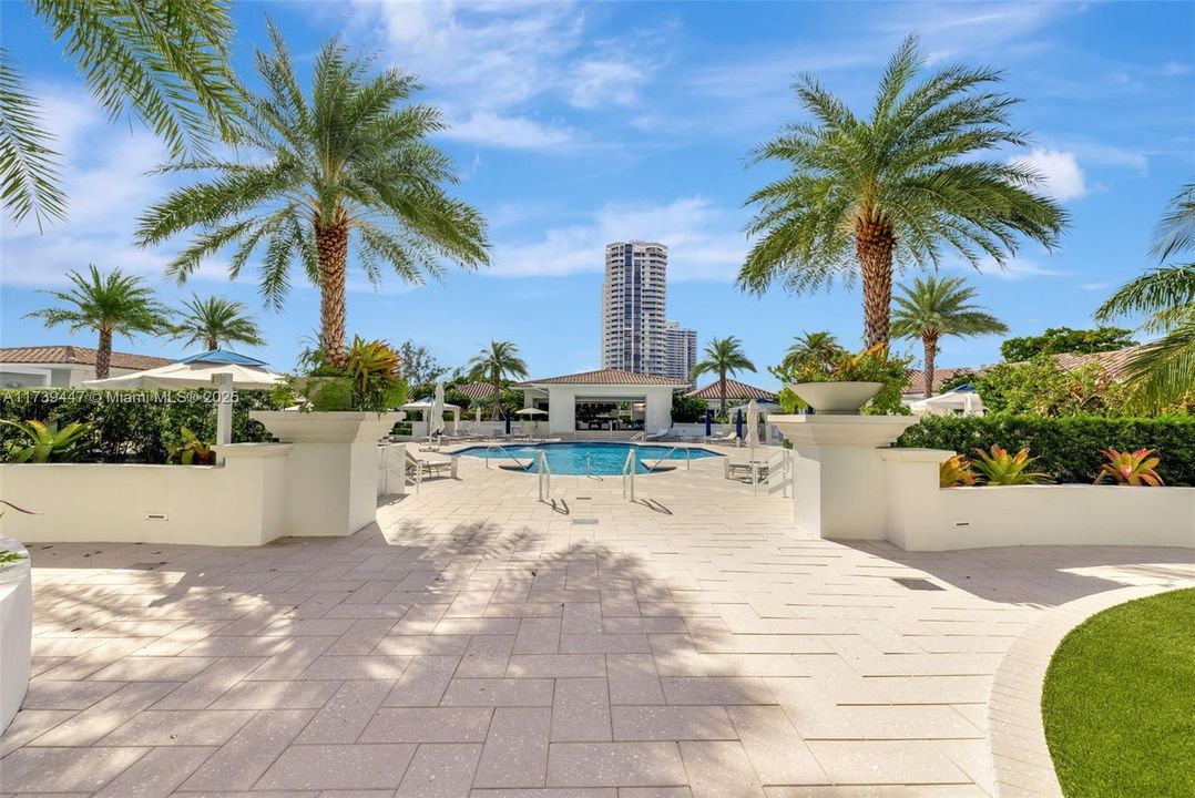 最近售出: $2,499,000 (3 贝兹, 3 浴室, 2800 平方英尺)