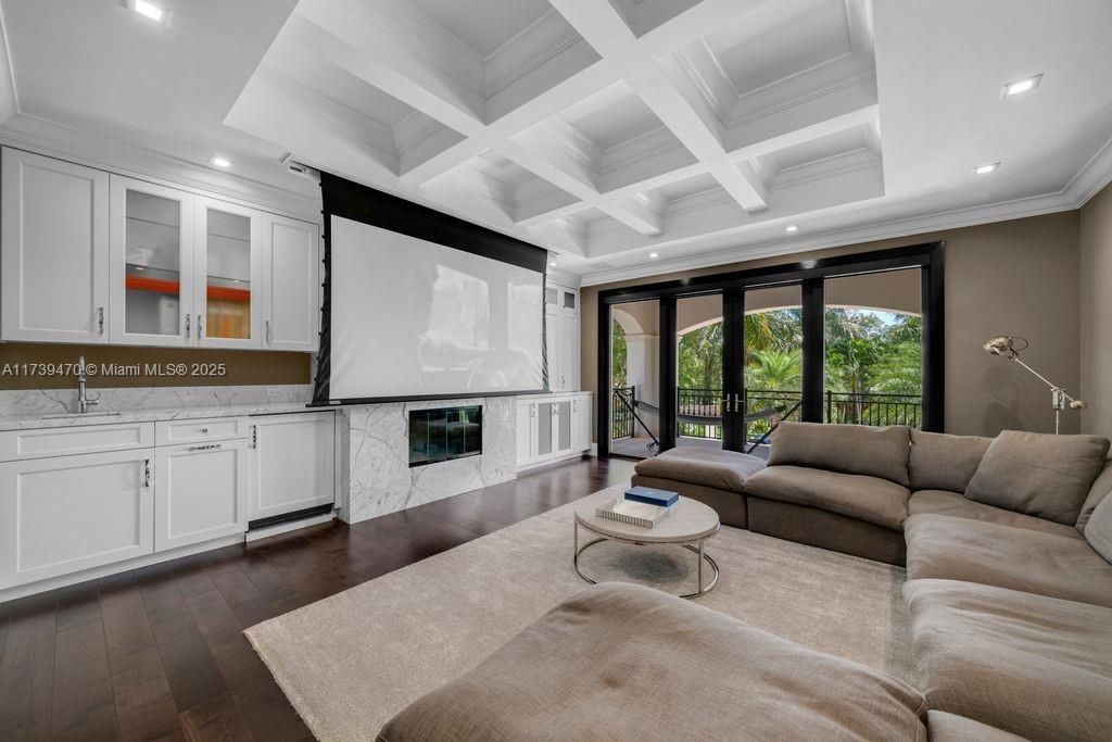 合同活跃: $9,750,000 (6 贝兹, 8 浴室, 8920 平方英尺)