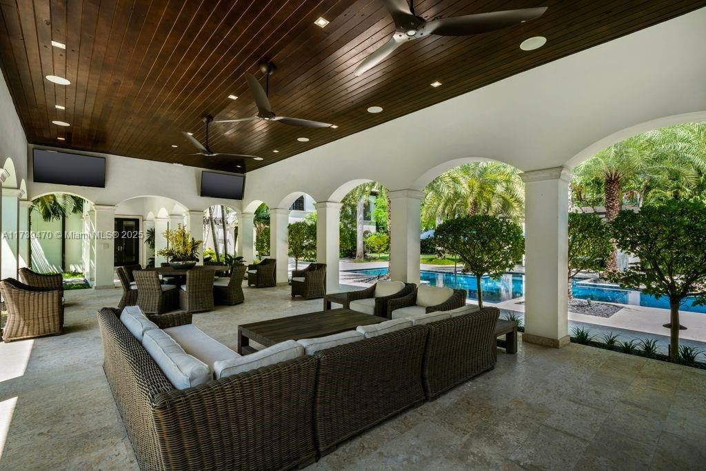 合同活跃: $9,750,000 (6 贝兹, 8 浴室, 8920 平方英尺)