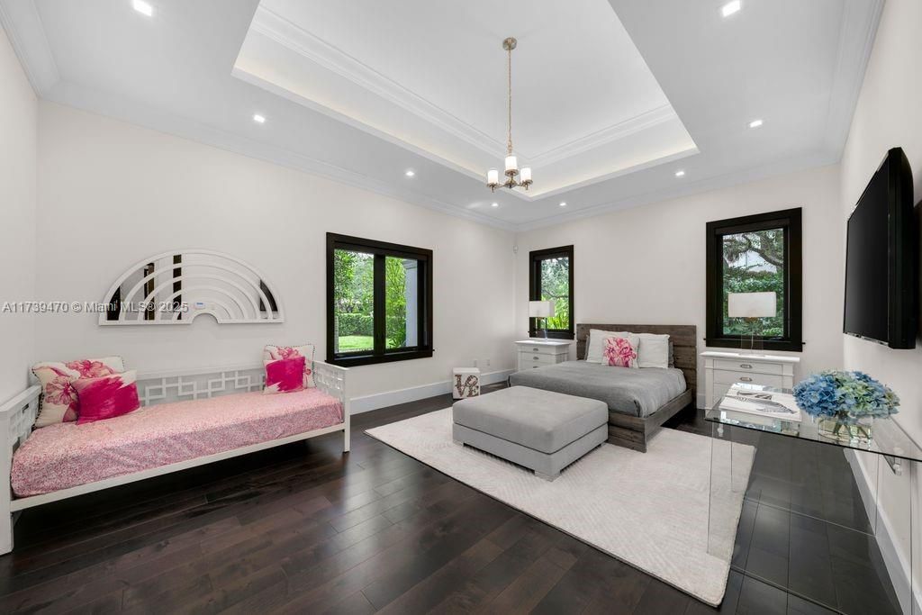 合同活跃: $9,750,000 (6 贝兹, 8 浴室, 8920 平方英尺)