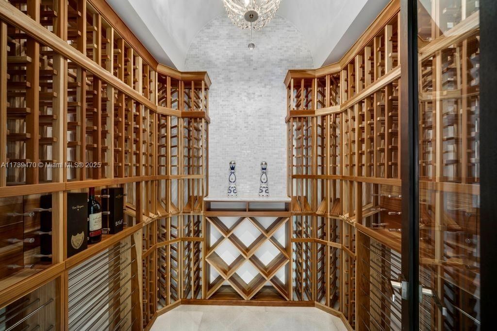 合同活跃: $9,750,000 (6 贝兹, 8 浴室, 8920 平方英尺)