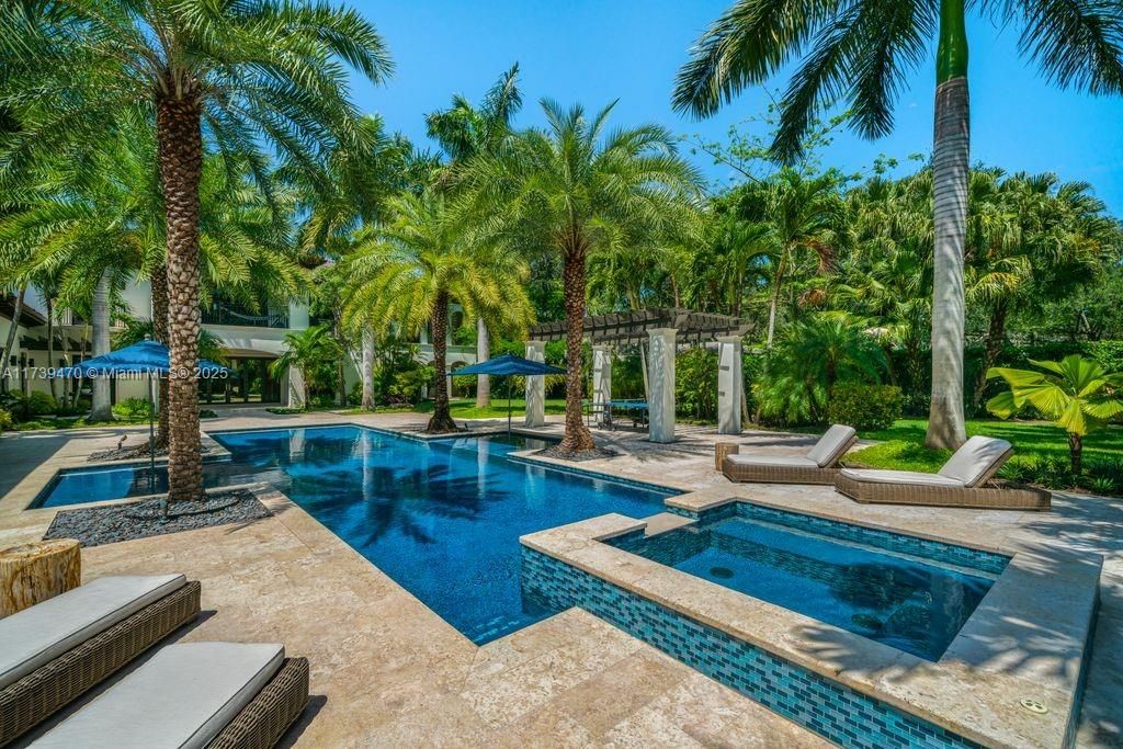 合同活跃: $9,750,000 (6 贝兹, 8 浴室, 8920 平方英尺)