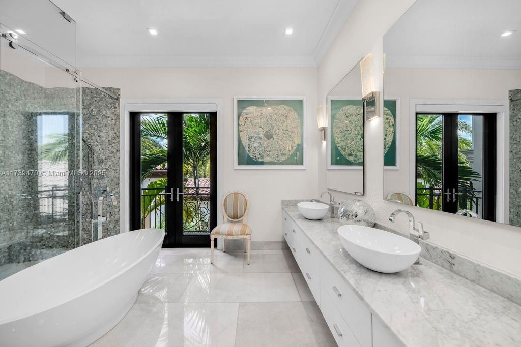 合同活跃: $9,750,000 (6 贝兹, 8 浴室, 8920 平方英尺)