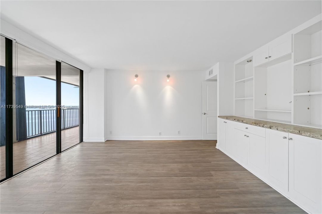 Recently Rented: $6,500 (3 beds, 2 baths, 2012 Square Feet)