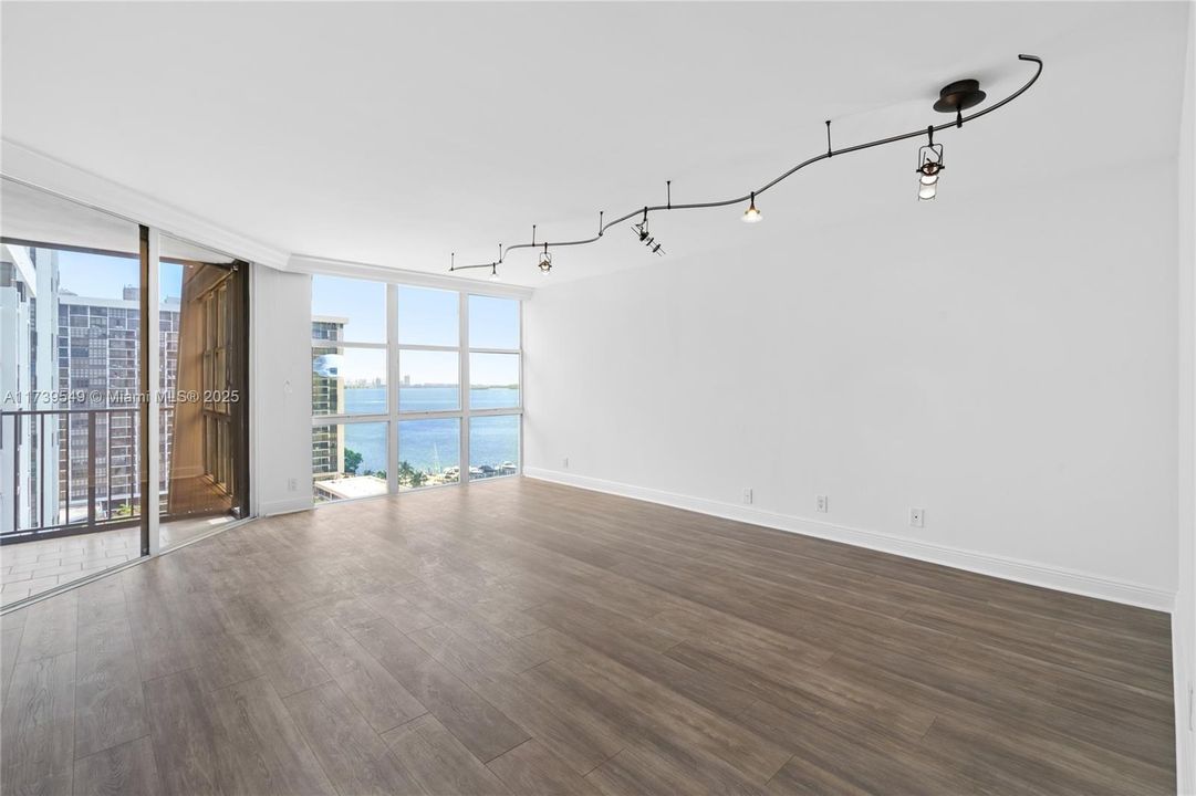 Recently Rented: $6,500 (3 beds, 2 baths, 2012 Square Feet)