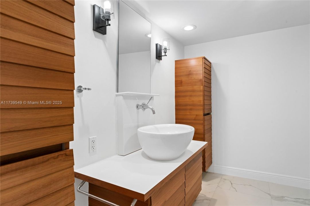 Recently Rented: $6,500 (3 beds, 2 baths, 2012 Square Feet)