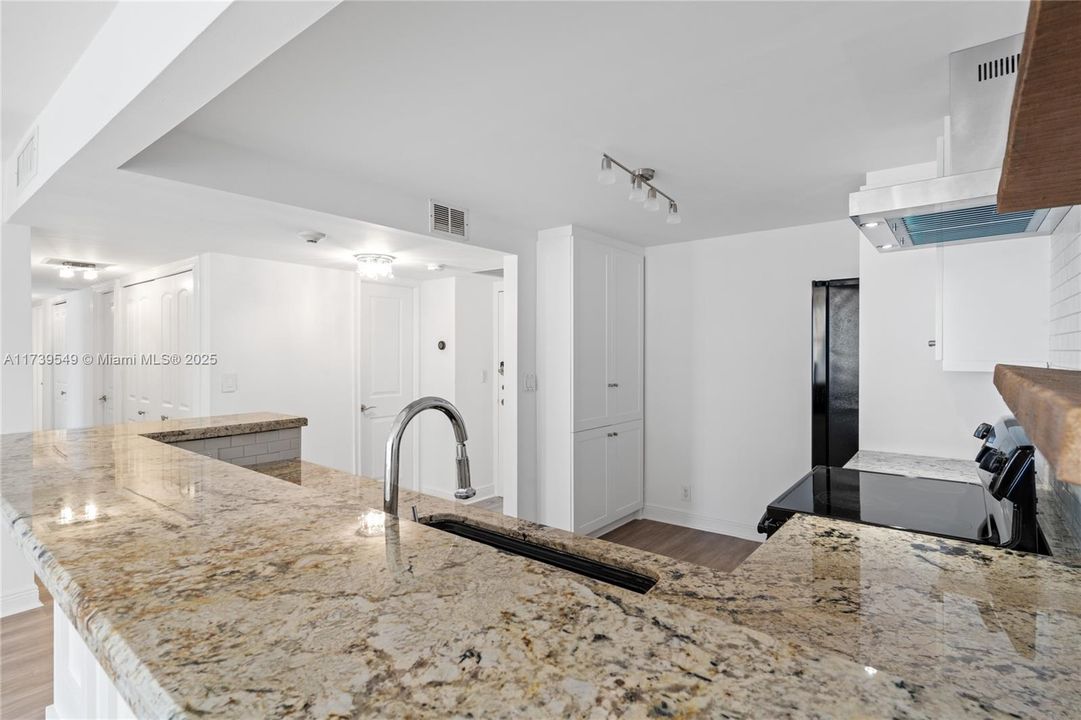 Recently Rented: $6,500 (3 beds, 2 baths, 2012 Square Feet)