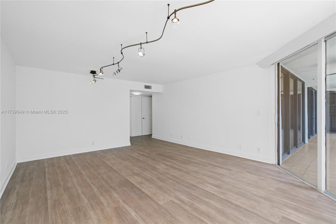 Recently Rented: $6,500 (3 beds, 2 baths, 2012 Square Feet)