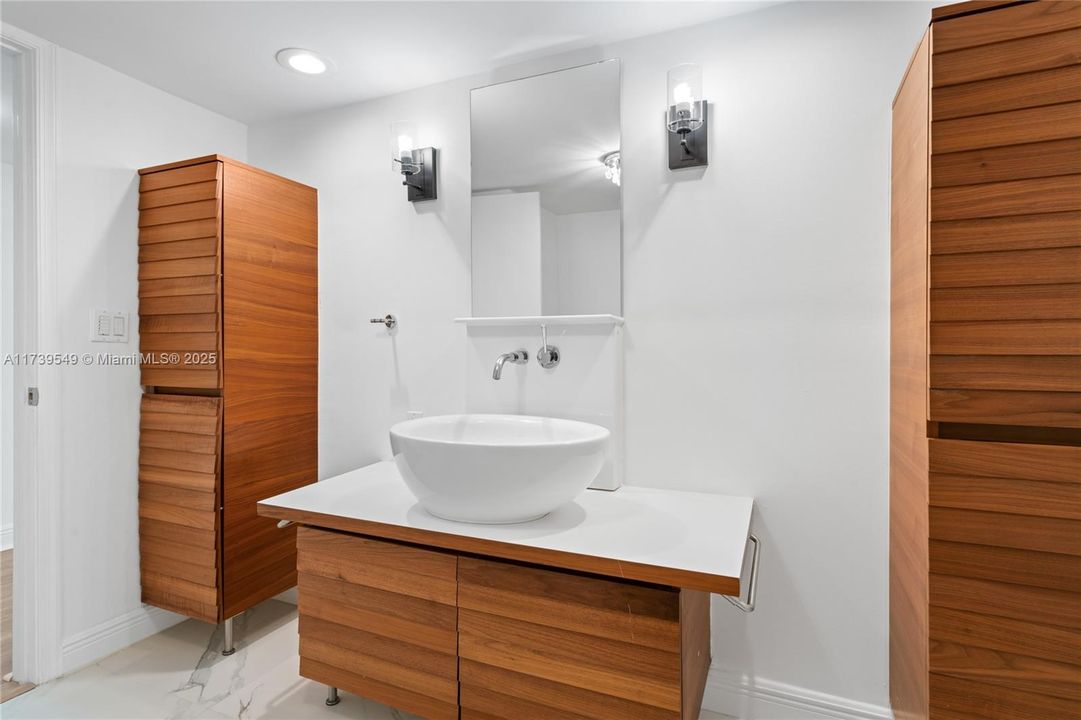 Recently Rented: $6,500 (3 beds, 2 baths, 2012 Square Feet)