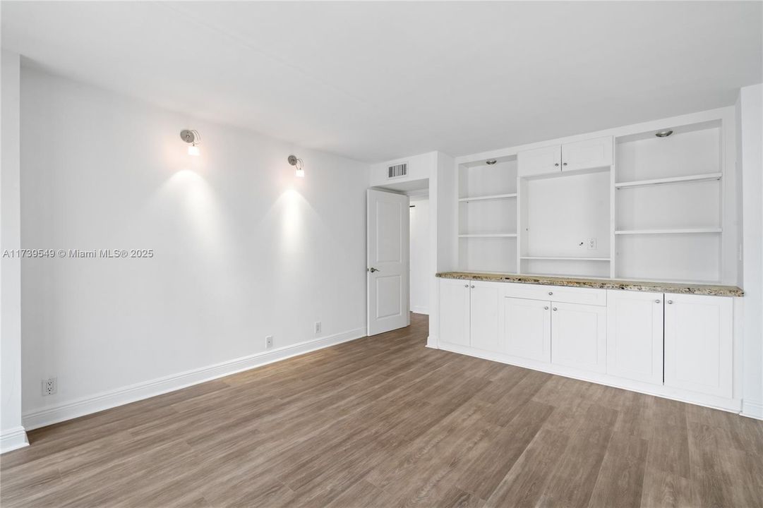 Recently Rented: $6,500 (3 beds, 2 baths, 2012 Square Feet)