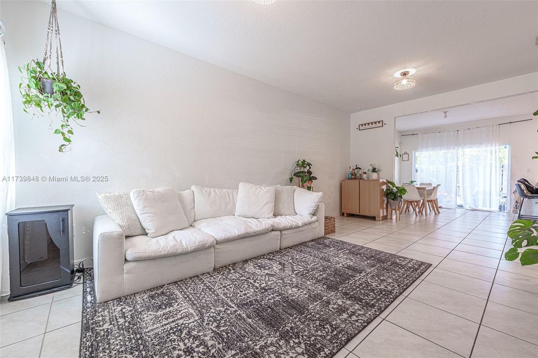 Recently Rented: $2,500 (3 beds, 2 baths, 1315 Square Feet)