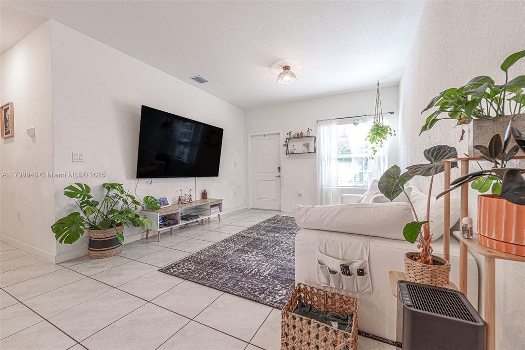 Recently Rented: $2,500 (3 beds, 2 baths, 1315 Square Feet)