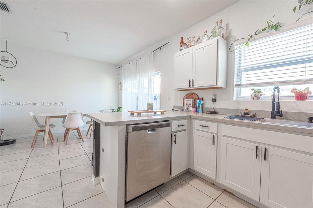 Recently Rented: $2,500 (3 beds, 2 baths, 1315 Square Feet)