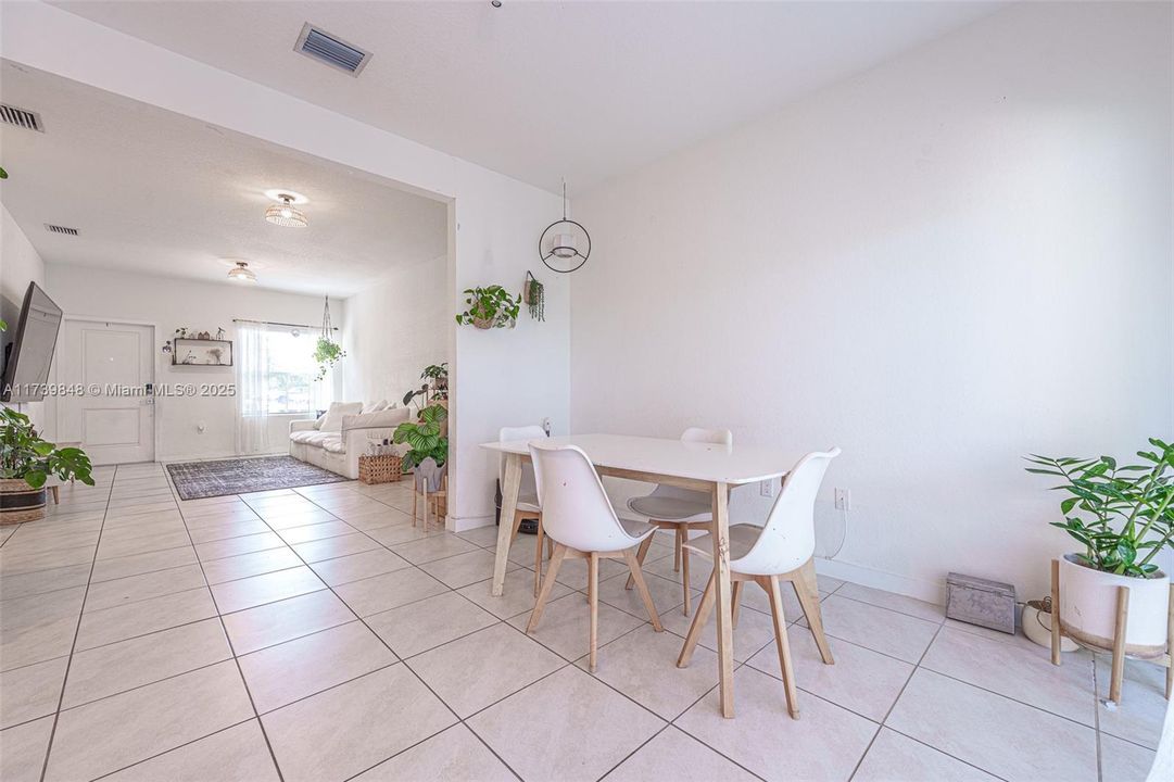 Recently Rented: $2,500 (3 beds, 2 baths, 1315 Square Feet)