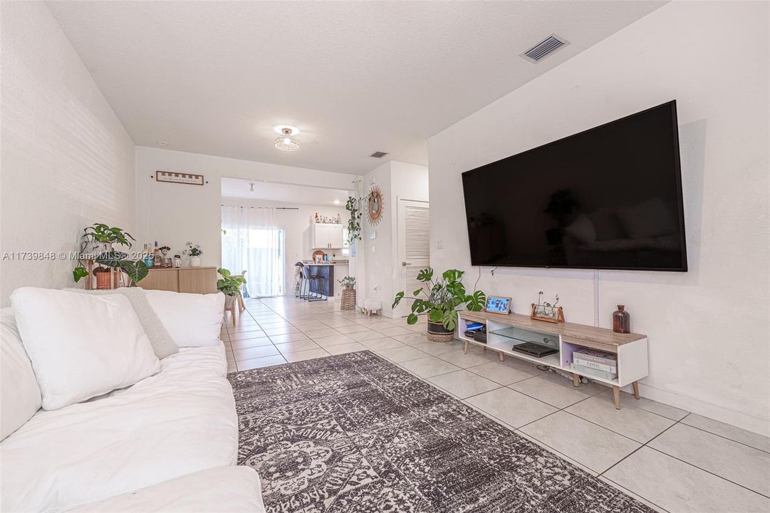 Recently Rented: $2,500 (3 beds, 2 baths, 1315 Square Feet)