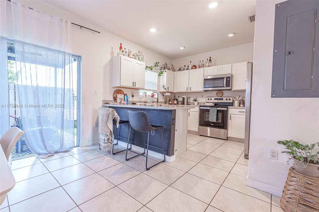 Recently Rented: $2,500 (3 beds, 2 baths, 1315 Square Feet)