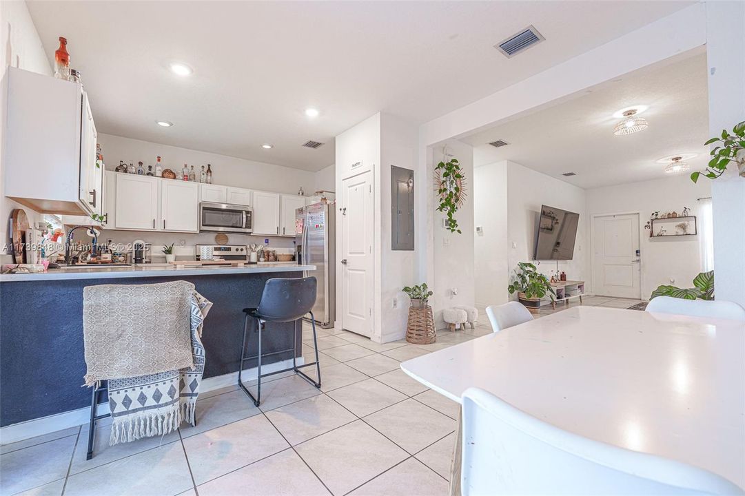 Recently Rented: $2,500 (3 beds, 2 baths, 1315 Square Feet)