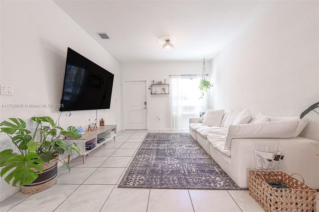 Recently Rented: $2,500 (3 beds, 2 baths, 1315 Square Feet)