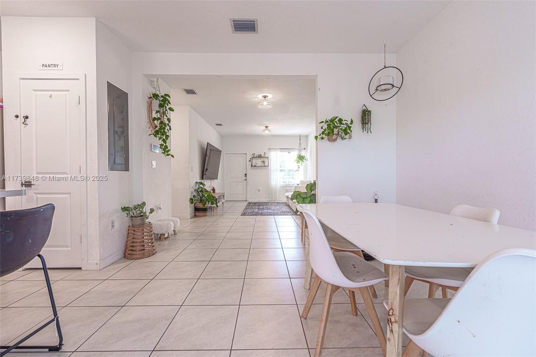 Recently Rented: $2,500 (3 beds, 2 baths, 1315 Square Feet)