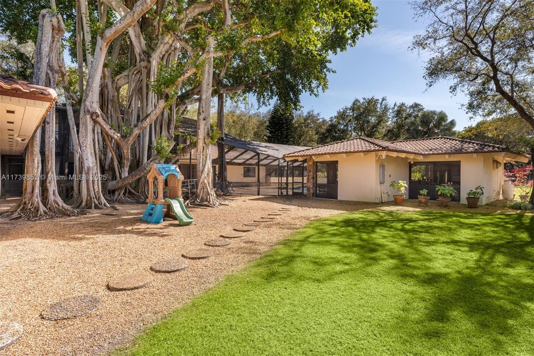 For Sale: $12,500,000 (7 beds, 5 baths, 6371 Square Feet)